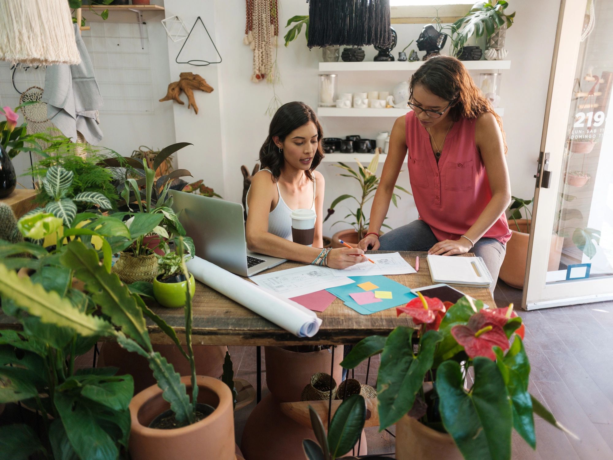 Profesional planificando diseño y medidas