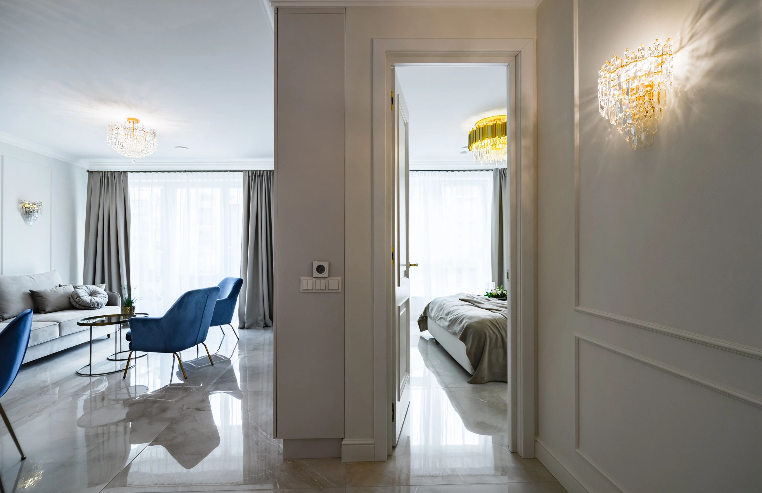 Interior residencial elegante con cortinas modernas
