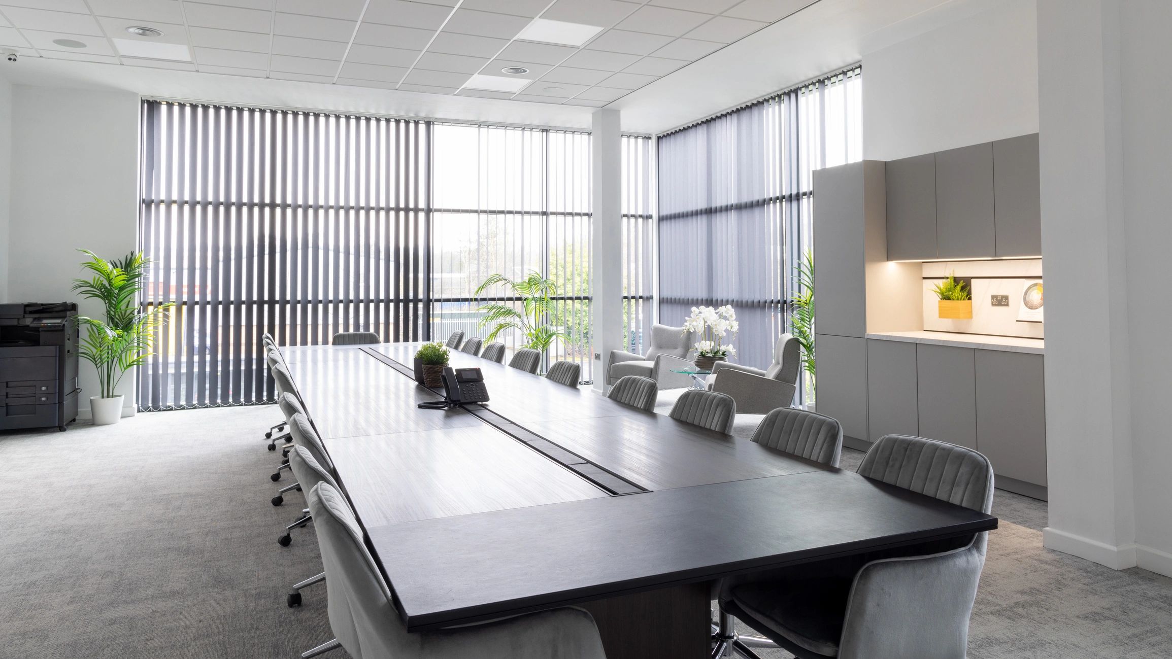Espacio interior moderno que representa producción y calidad