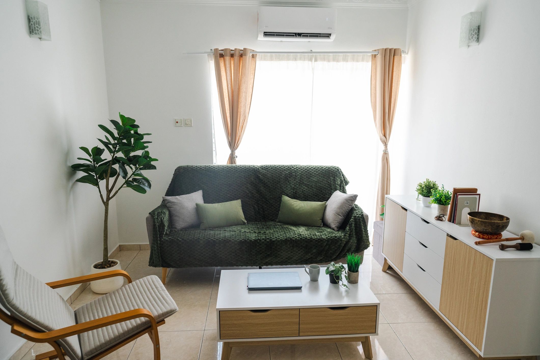 Proyecto residencial con cortinas modernas
